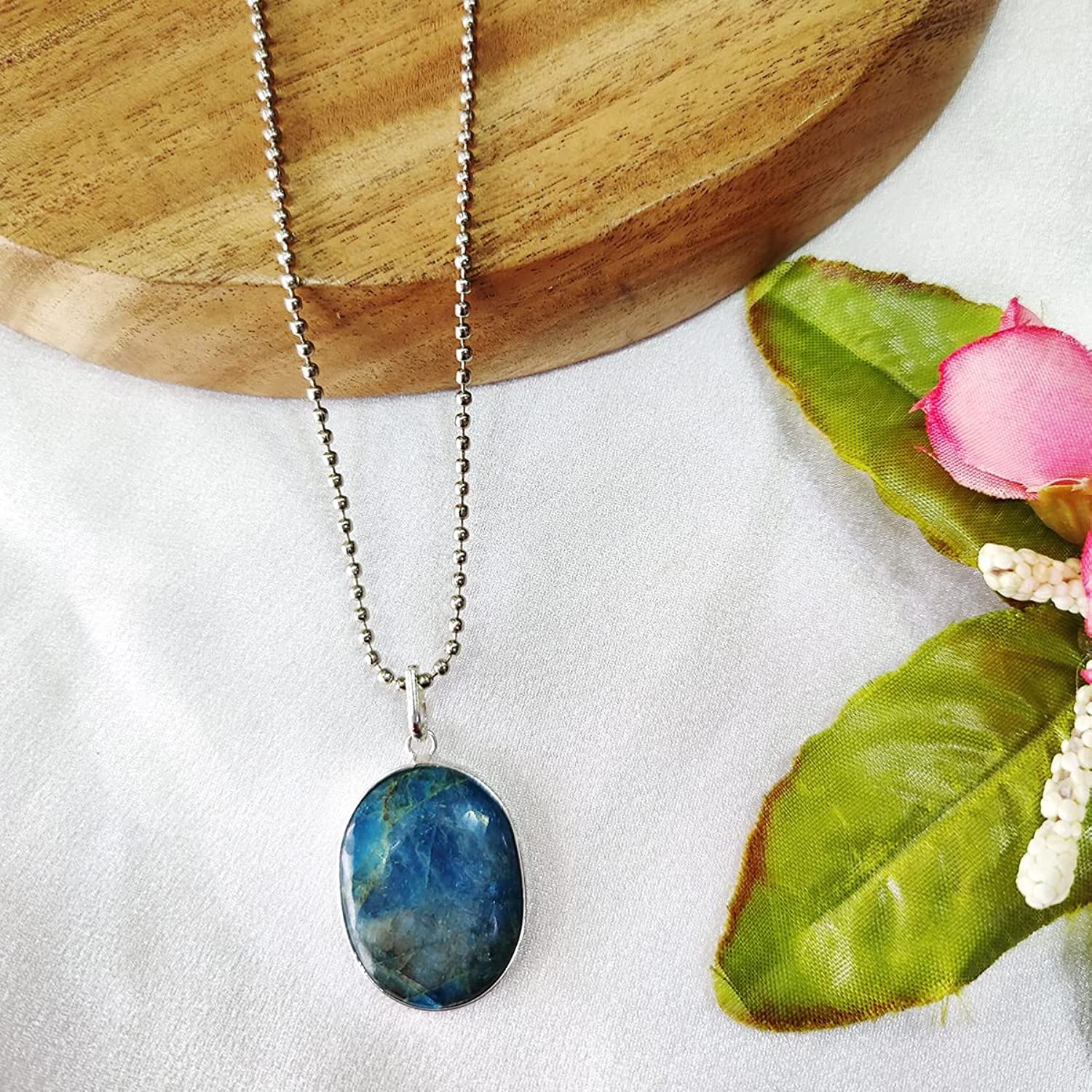 gemstone-pendant-oval-shape-blue-apatite